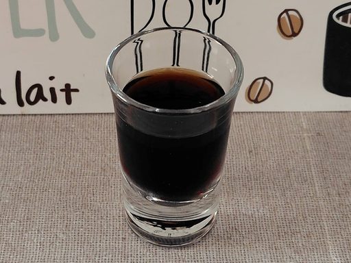 聞香杯にコーヒーを注ぐ。