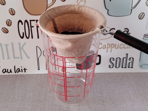 サーバーにネルフィルターをセットし、コーヒー粉を入れる。