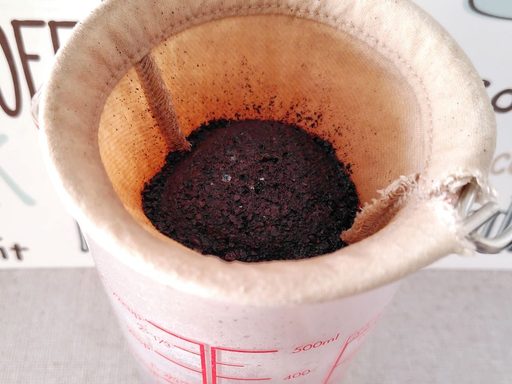 少量のお湯を注いで、しばらくおく。